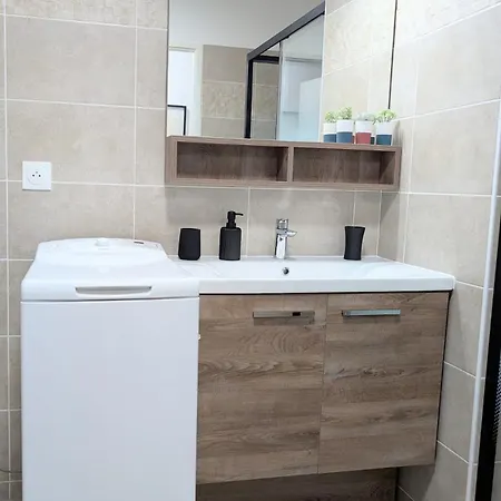 3 Pieces, Moderne Et Confortable - 2 A 4 Personnes